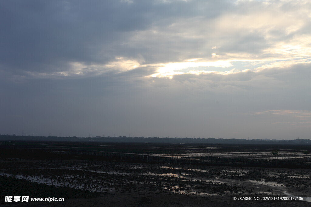 黄昏时分的田野与云层
