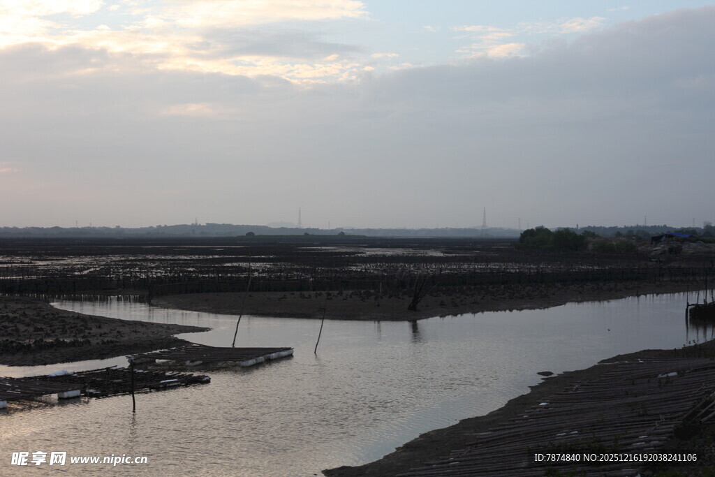 黄昏下的宁静河岸风光