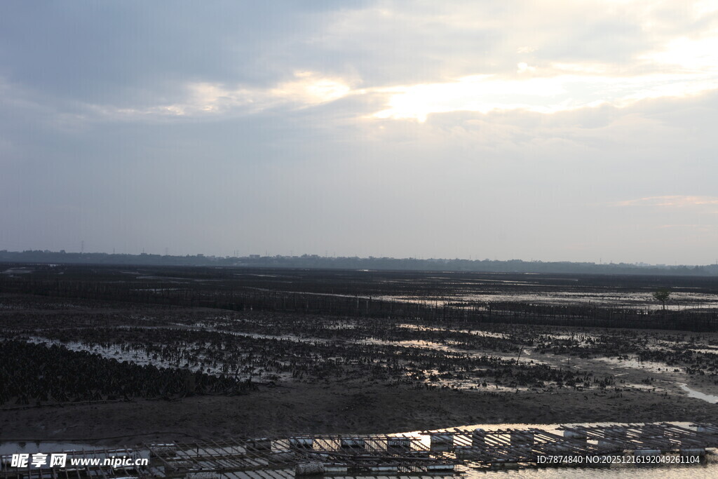 广阔田野上的天空景象