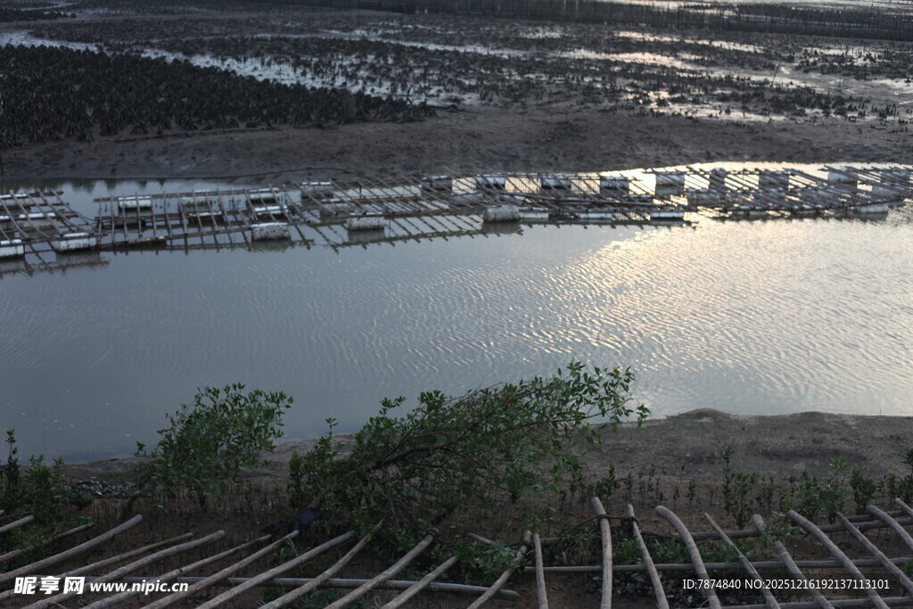 俯瞰宁静港湾与船只
