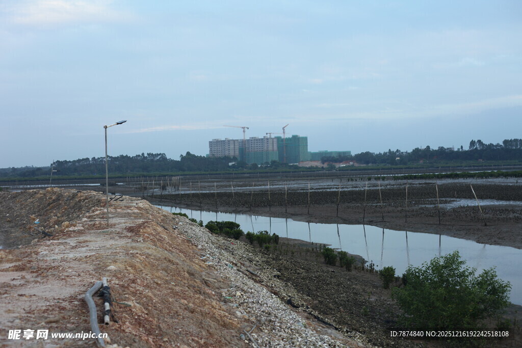 城郊河畔土坡景观