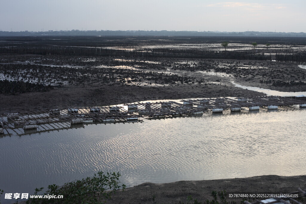 俯瞰河畔城镇景观