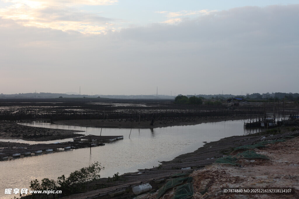 黄昏下的宁静河畔风光