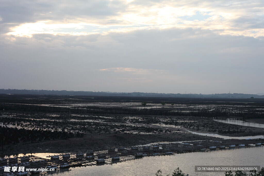 广阔原野上的天空与水域