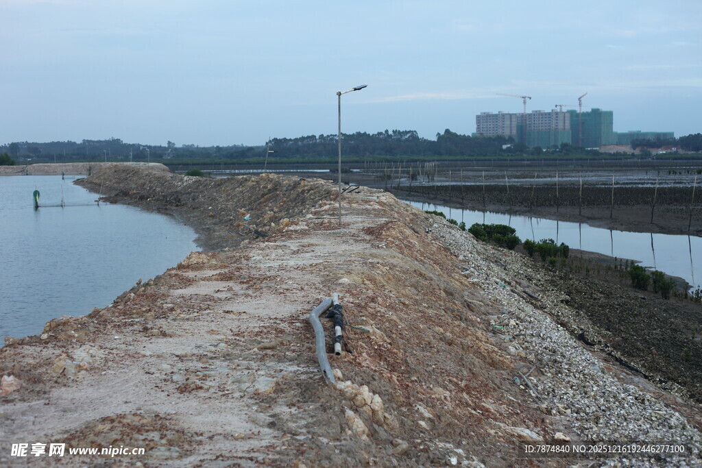 河岸施工场景