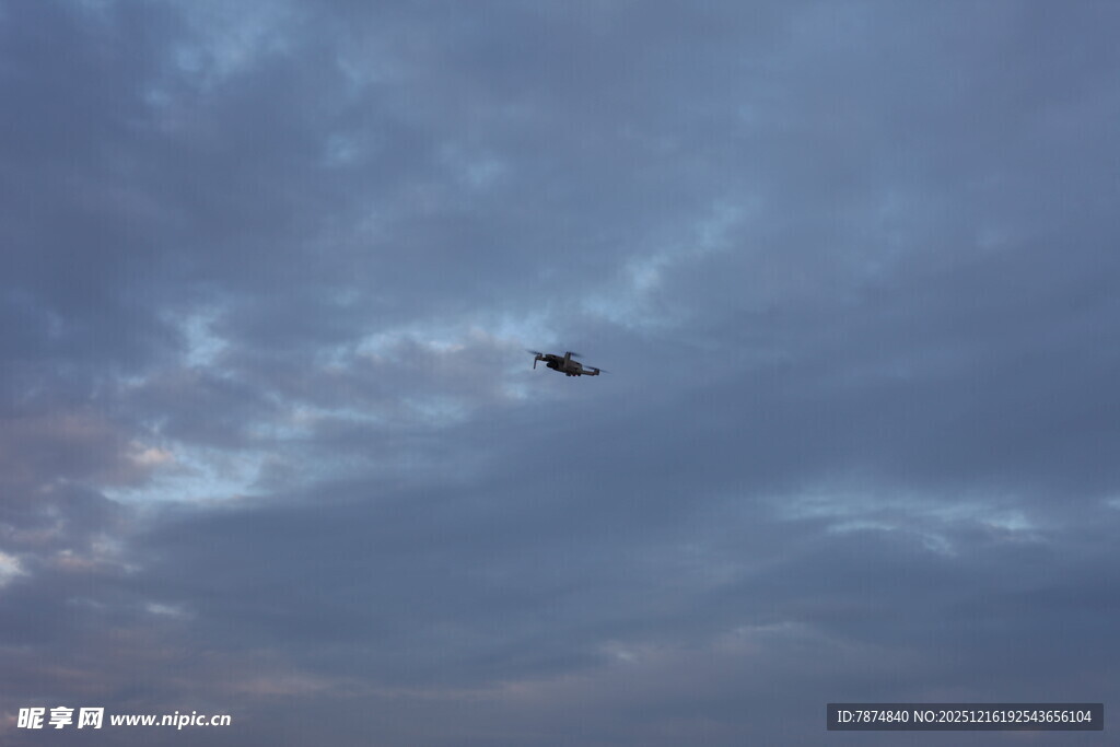 天空中翱翔的无人机