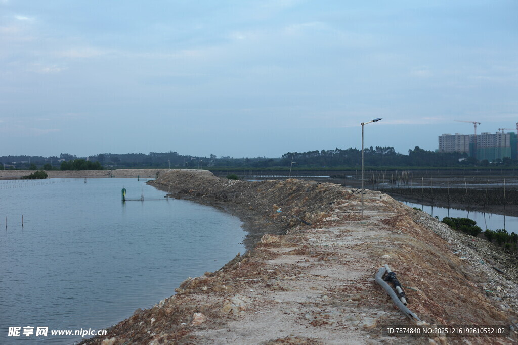 河岸施工场景