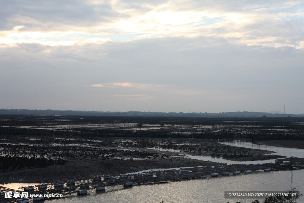 俯瞰开阔水域与广袤大地