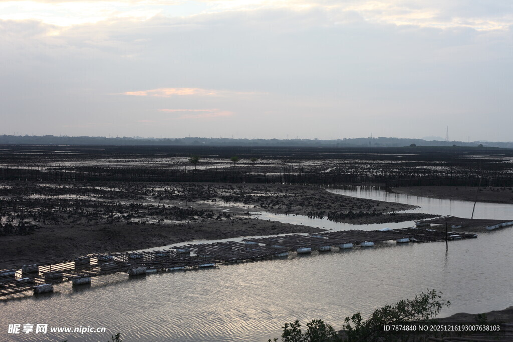 黄昏下的河畔风光