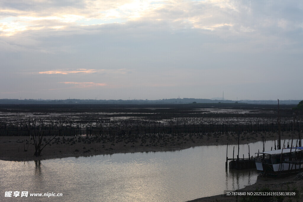 河畔暮色中的宁静景象