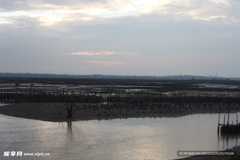 黄昏下的宁静水域风光