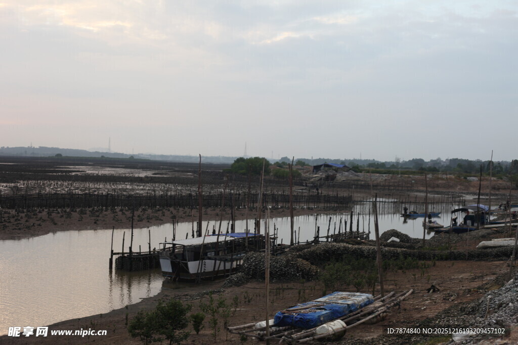 河畔码头船只停靠景象