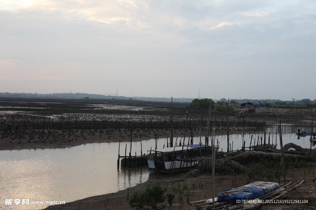 黄昏河畔码头静谧景象