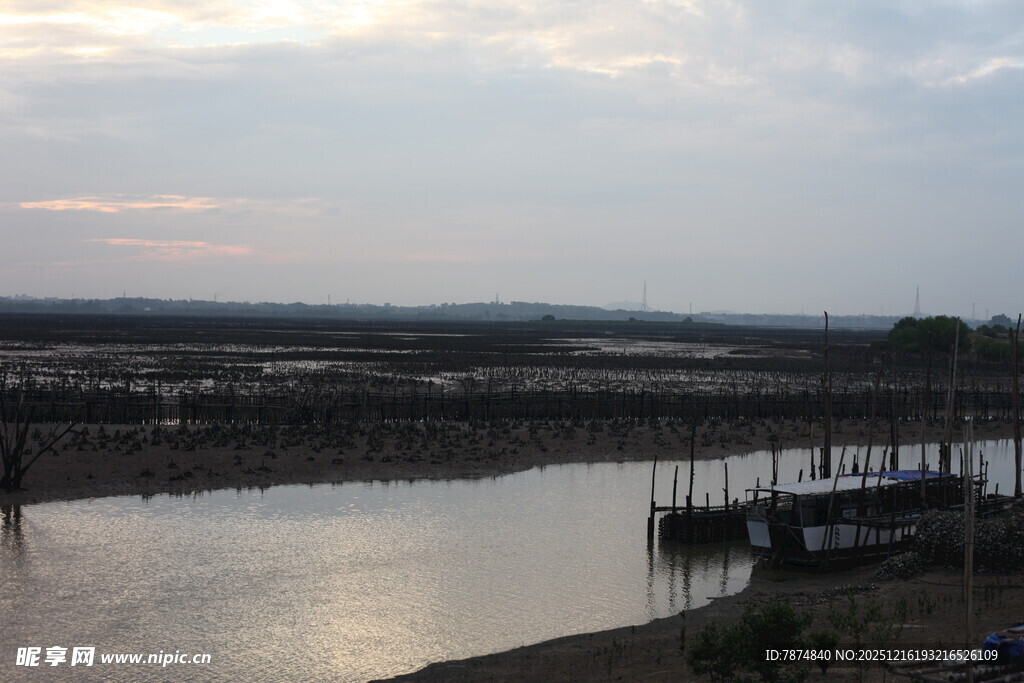 宁静河畔码头景色