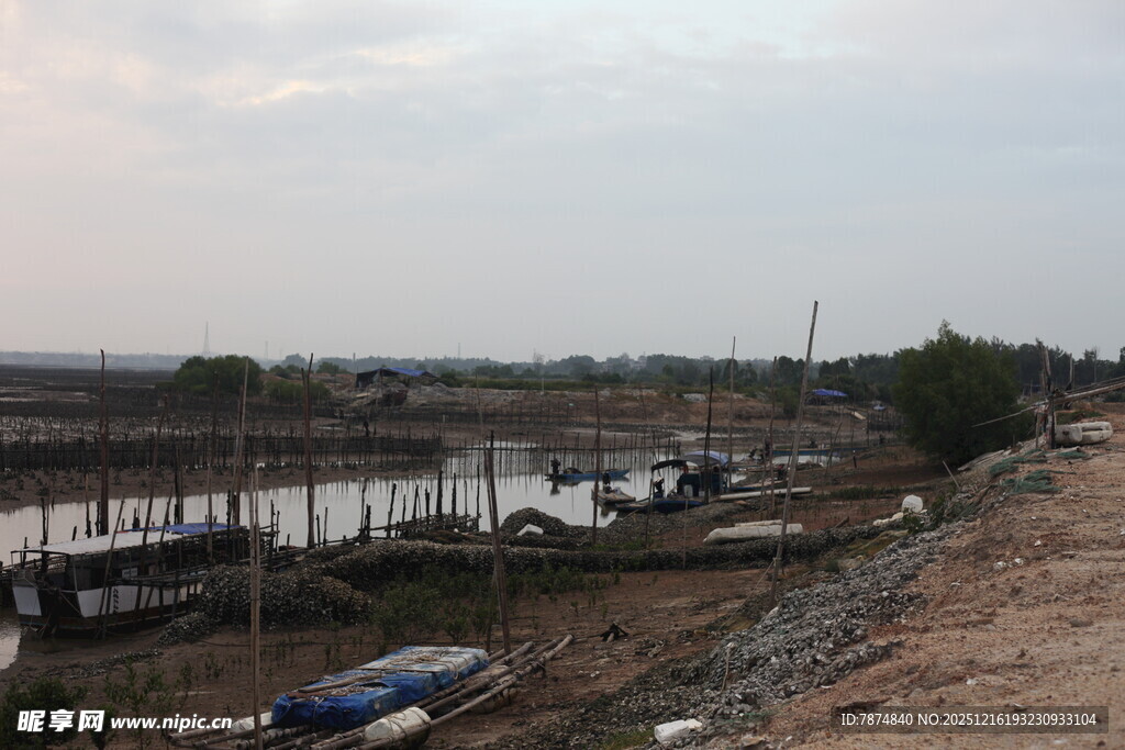 河岸旁的简易搭建场景