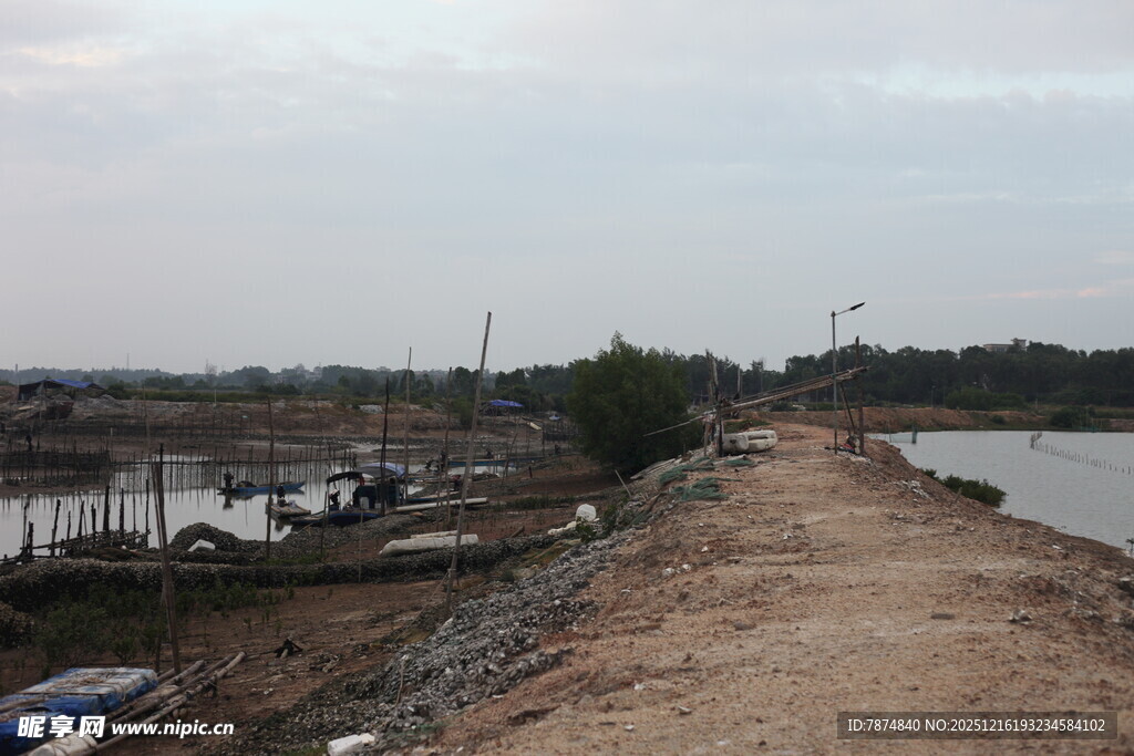 乡村泥泞小路与周边景致