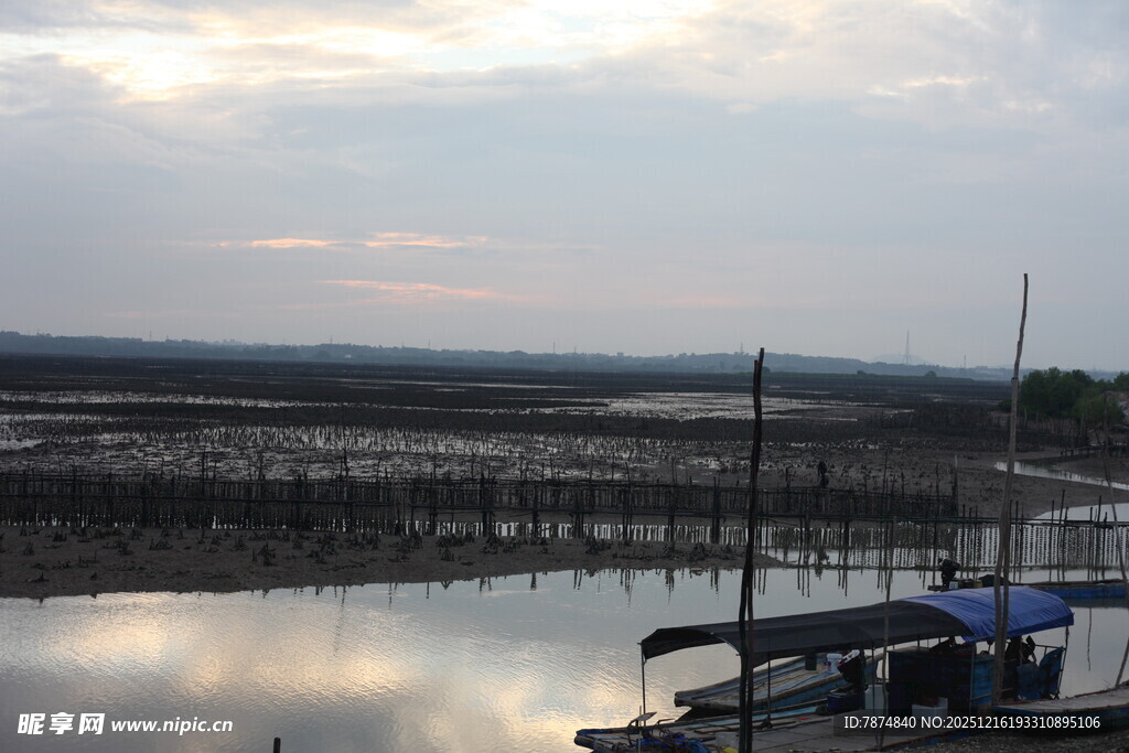 宁静水边码头景象