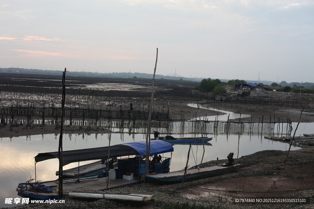 河畔停泊的简易船只