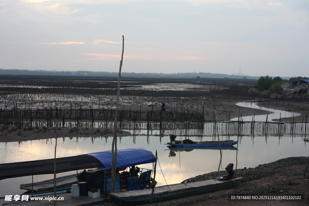 宁静河畔的船只停泊景象