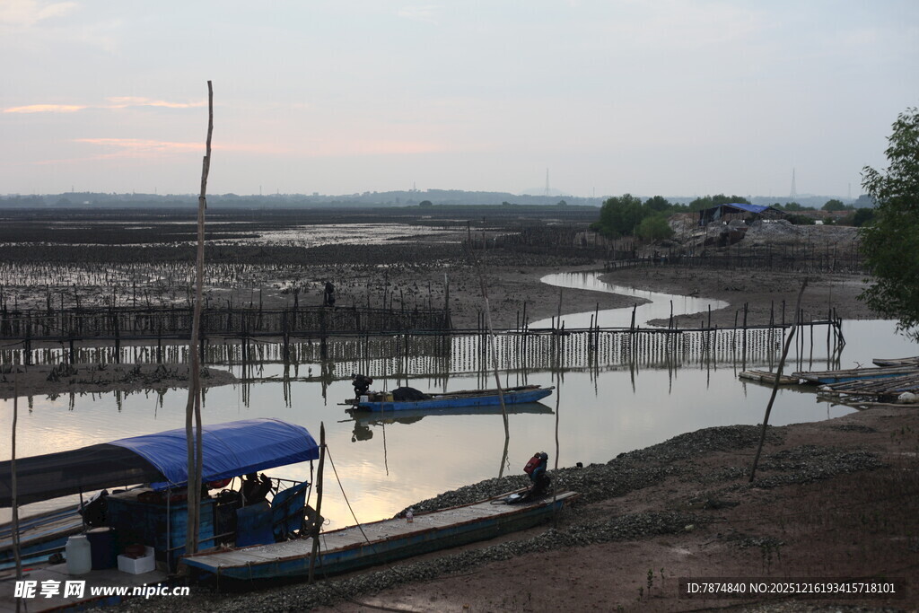 黄昏河畔的静谧水上场景