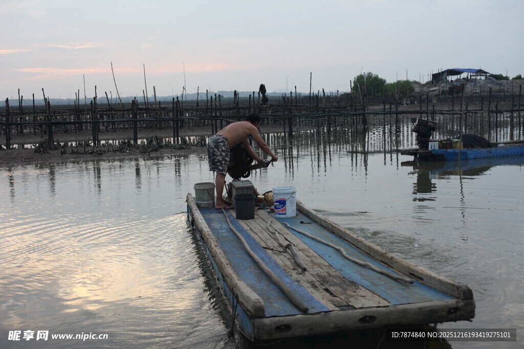 水上木筏劳作场景