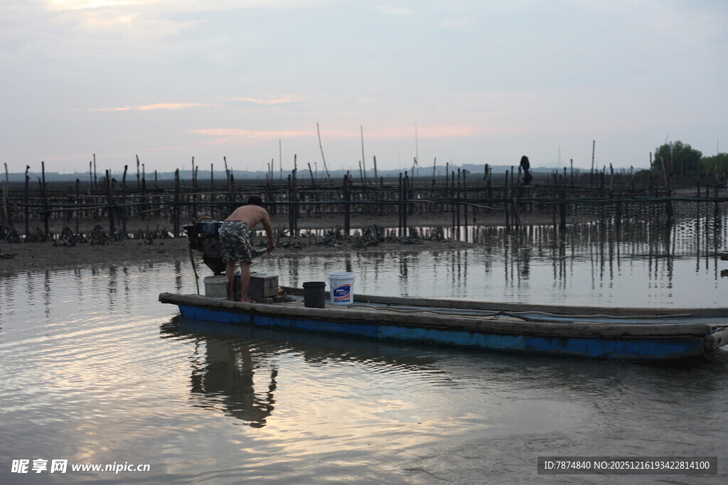 水上小船的静谧风光