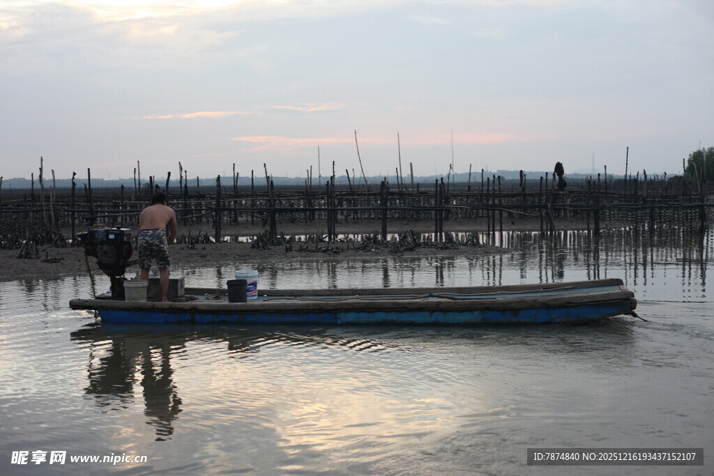 水上小船与远处林立景象