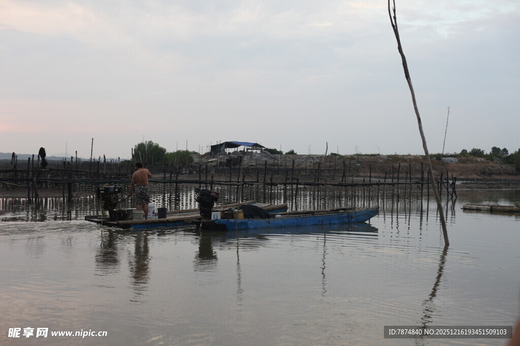 水乡暮色中的小船与劳作