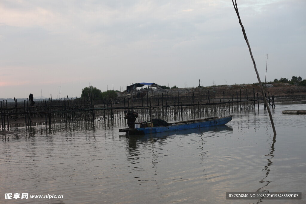 水面上的蓝色小船与一人