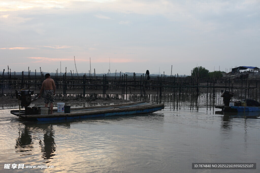 黄昏下宁静的水上停泊场景