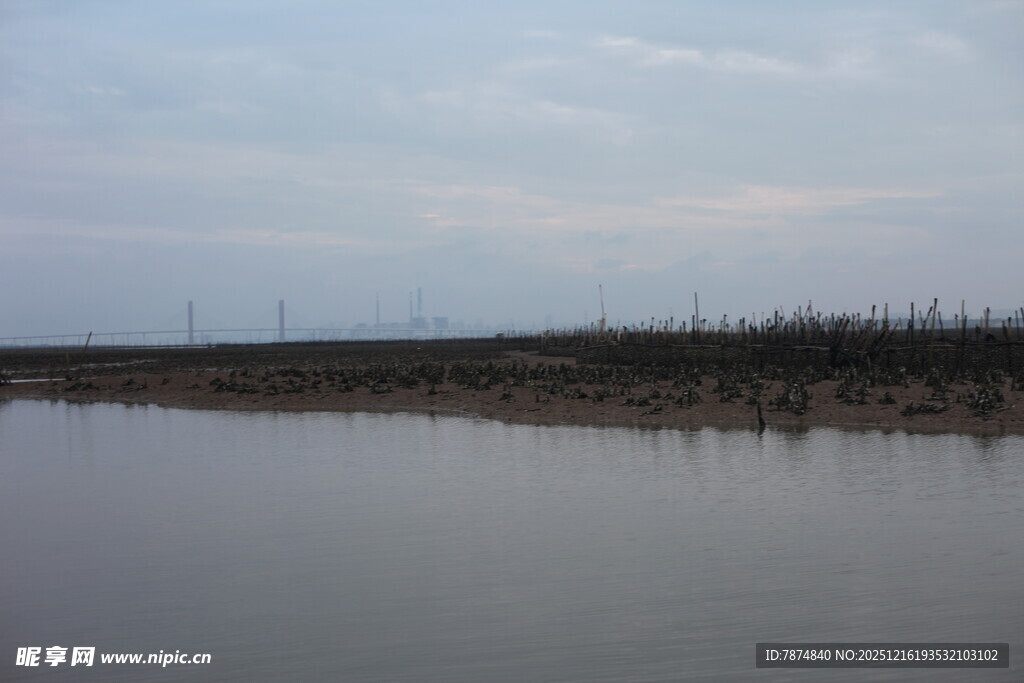宁静水域与远处岸线景观