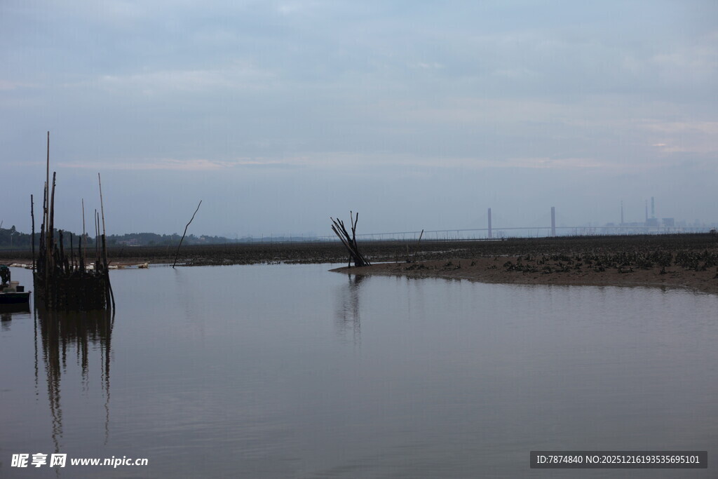 宁静湖面的船只倒影