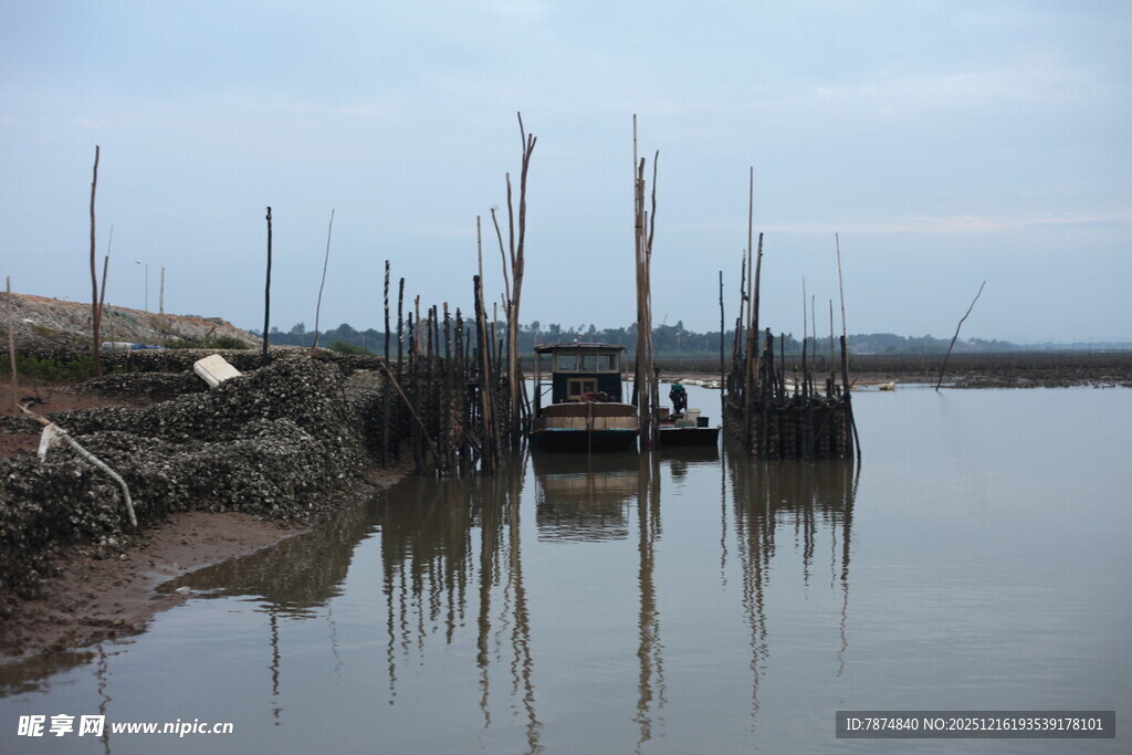 宁静河畔的停泊船只