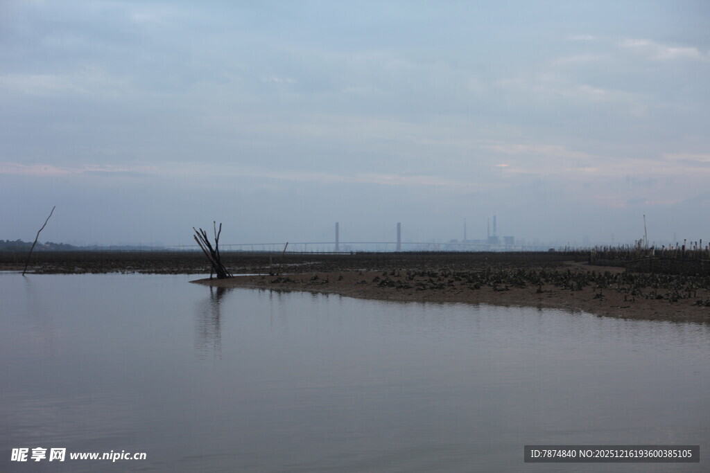 黄昏下的静谧水域