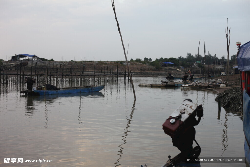 水乡场景中的船只与人物