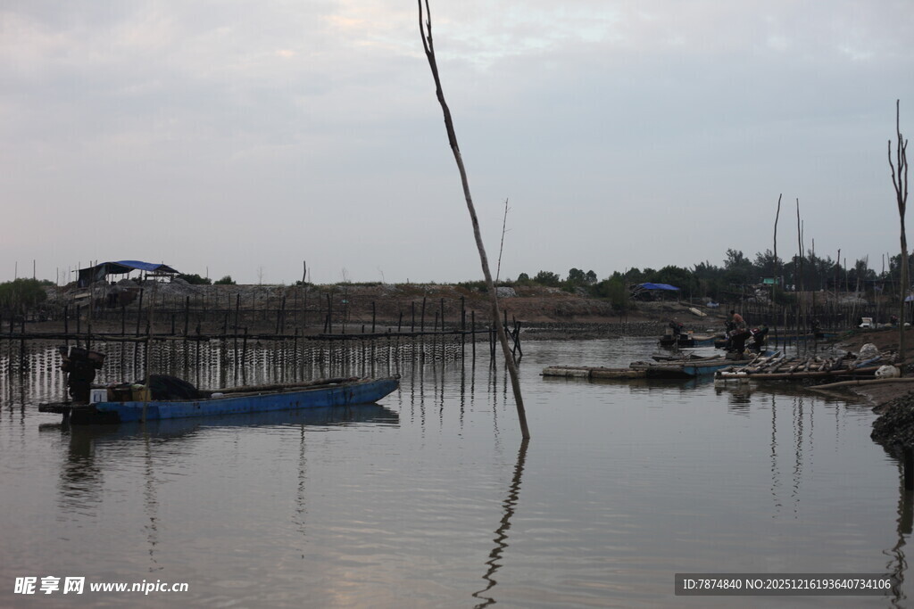 宁静水边停泊的蓝色小船