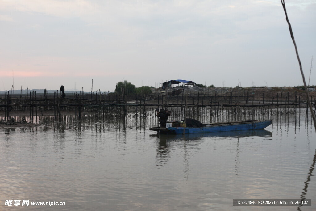 黄昏湖面小船静谧景象