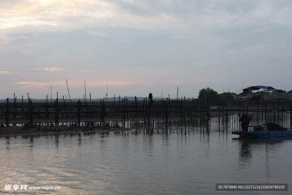 黄昏湖畔码头静谧景象