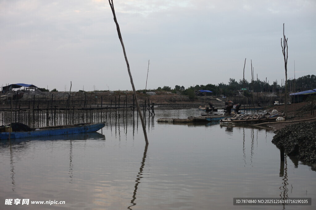 宁静港湾中的停泊船只