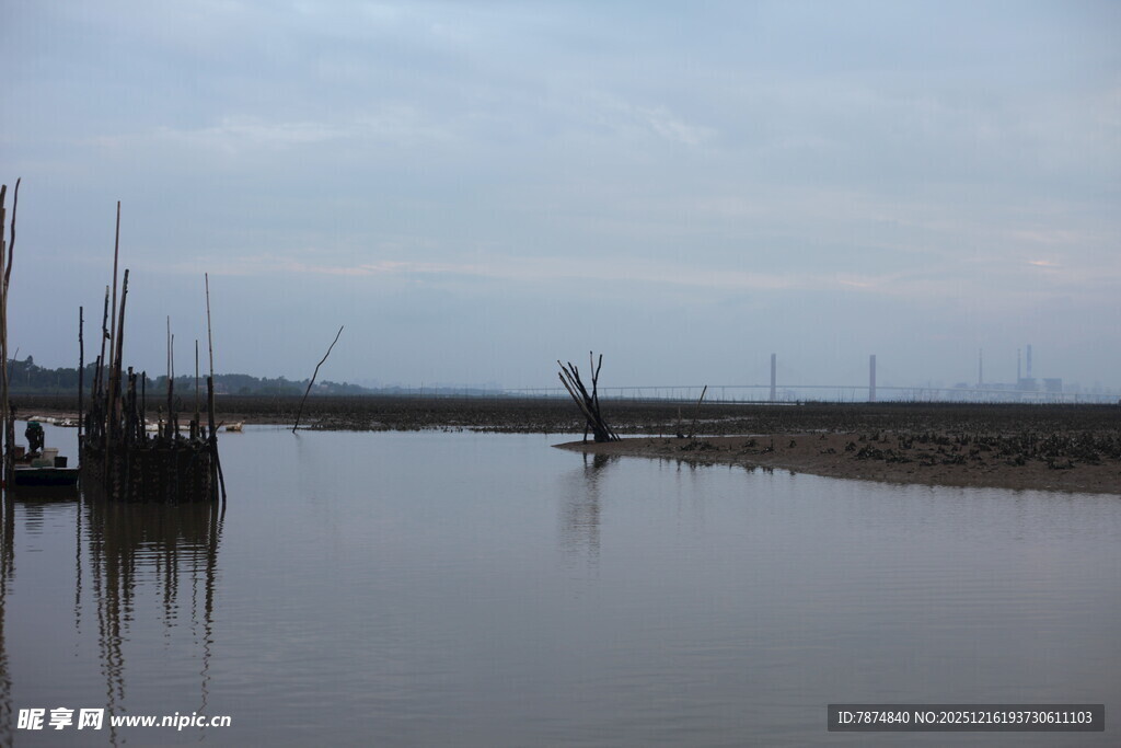 宁静水边码头的黄昏景致