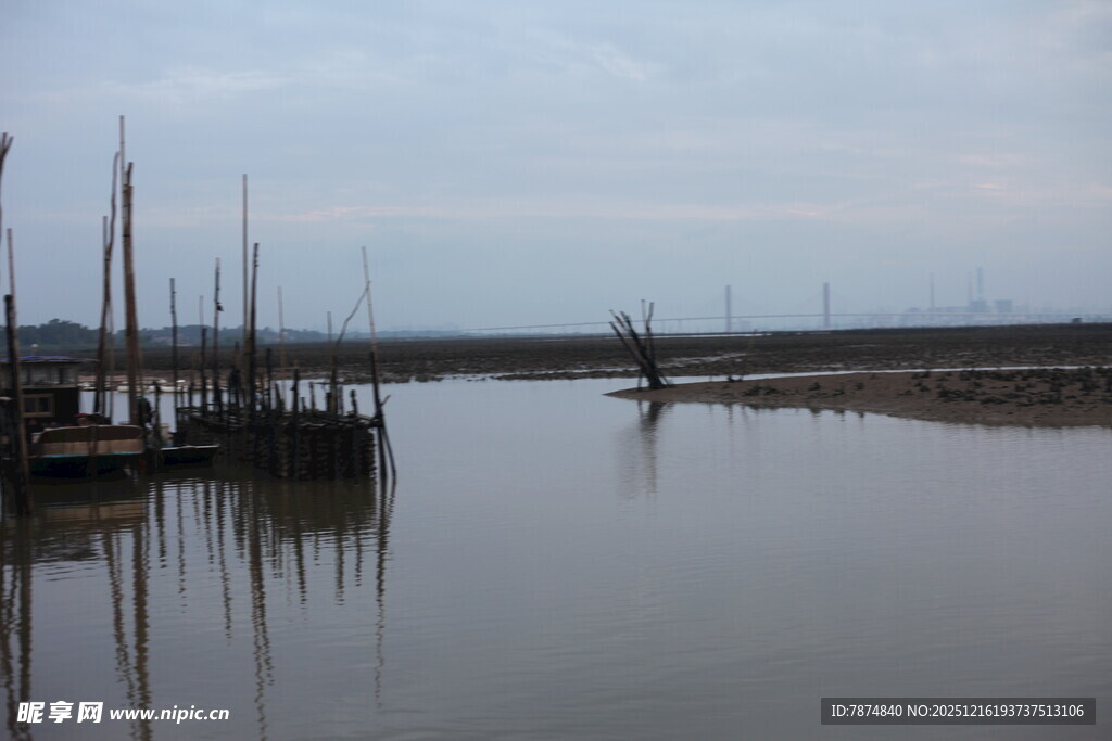 宁静河畔停泊的船只