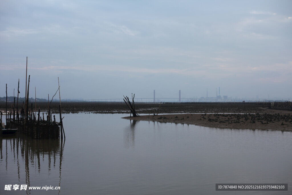 宁静水边的船只停泊景象