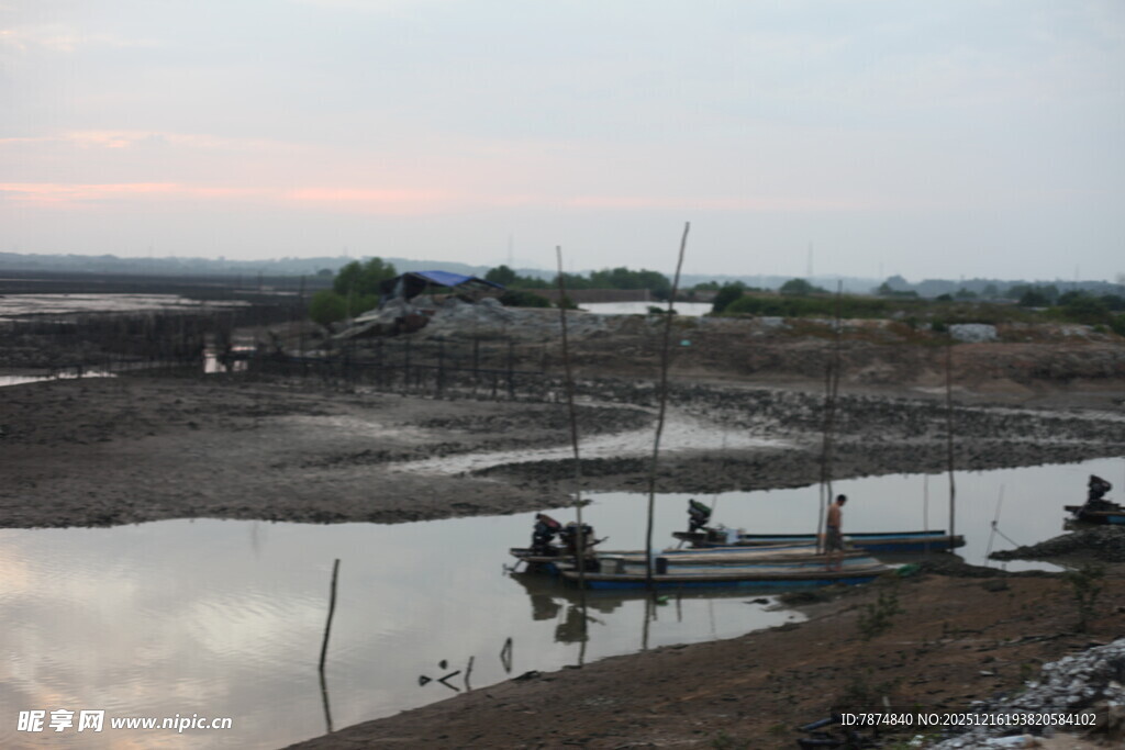 黄昏下的宁静水边场景