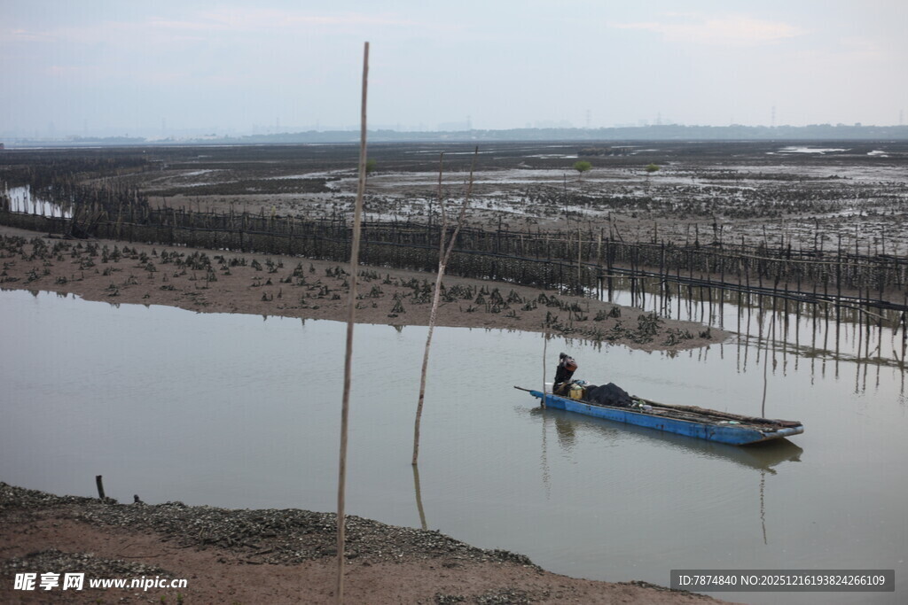 湖畔孤舟上的独行者