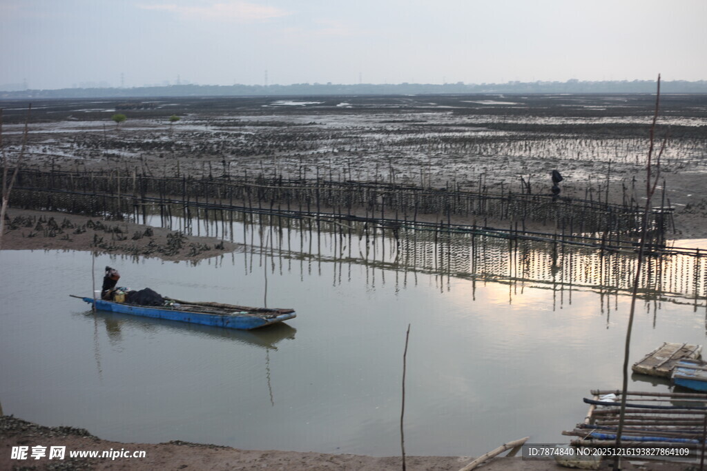 海边渔村小船静谧景象