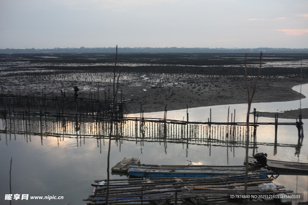黄昏下宁静的河畔码头