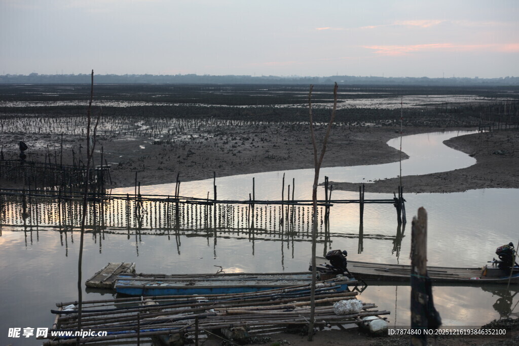 河畔码头的静谧黄昏景象