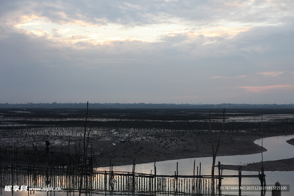 黄昏下的河畔风光