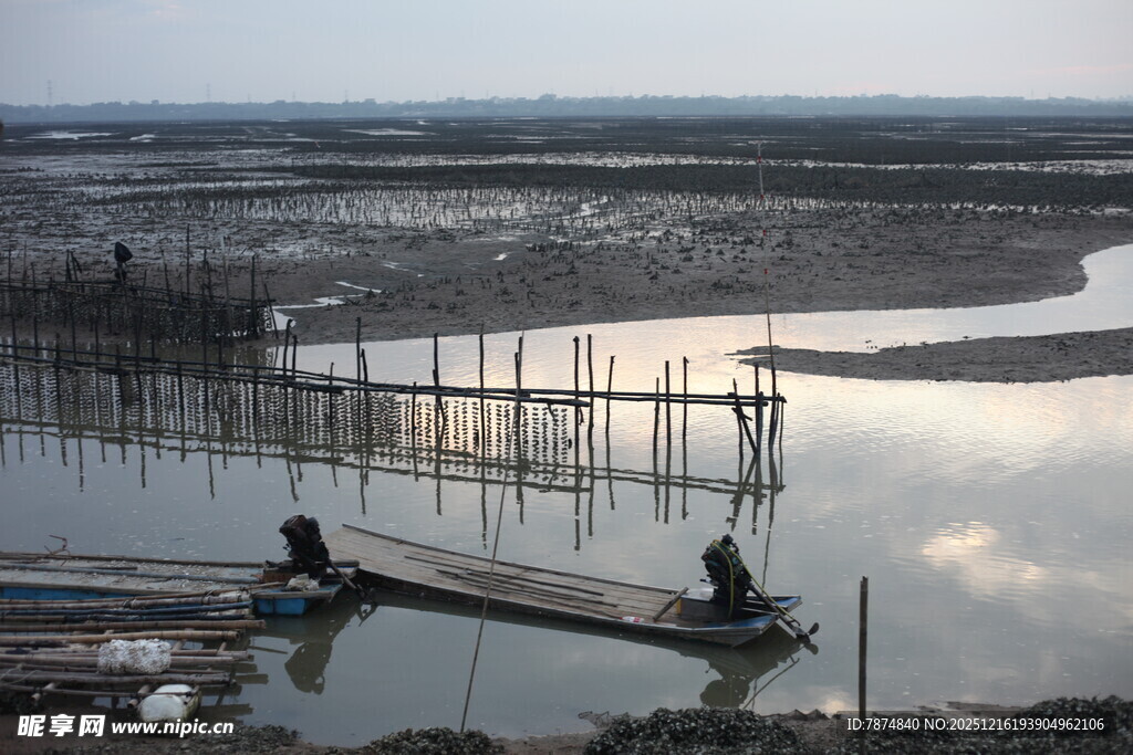 河畔木栈上的静谧时刻