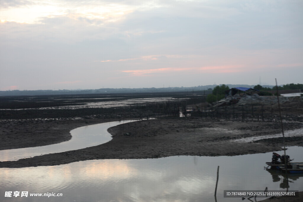黄昏下的宁静河岸风光